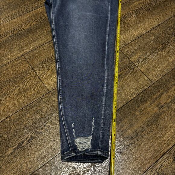 (161)Distressed Skinny Jeans - Picture 8 of 10